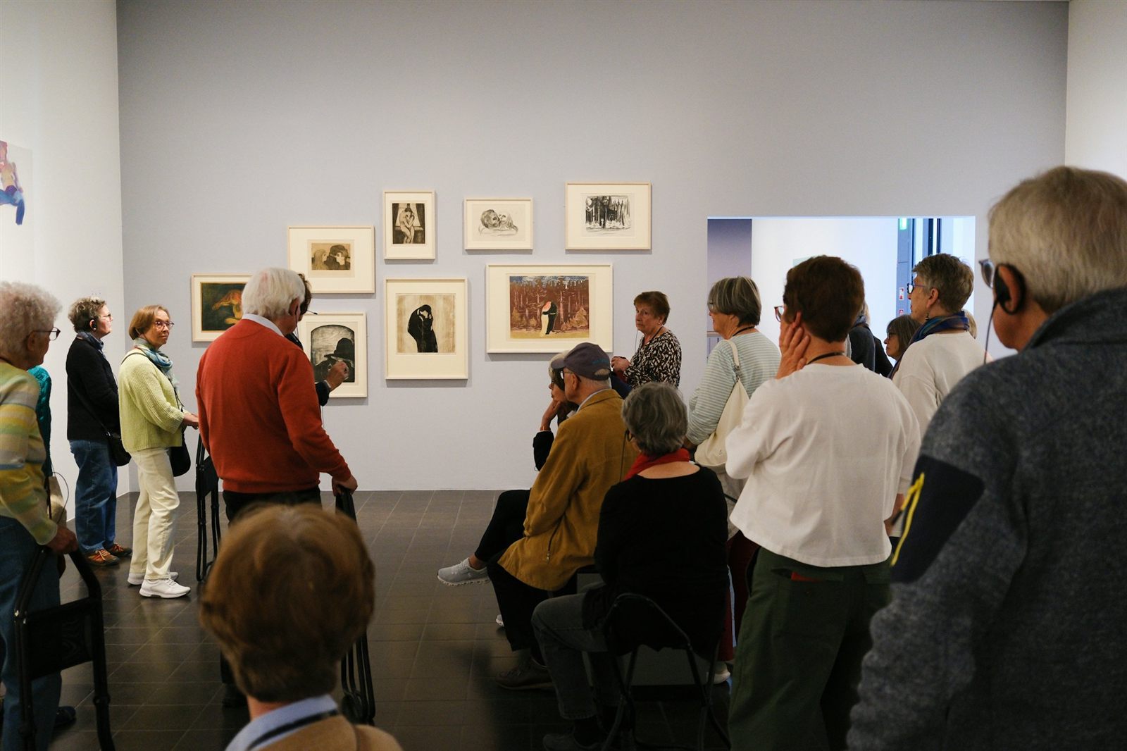 Návštěvníci prohlížející díla v moderní galerii (ilustrační fotografie)