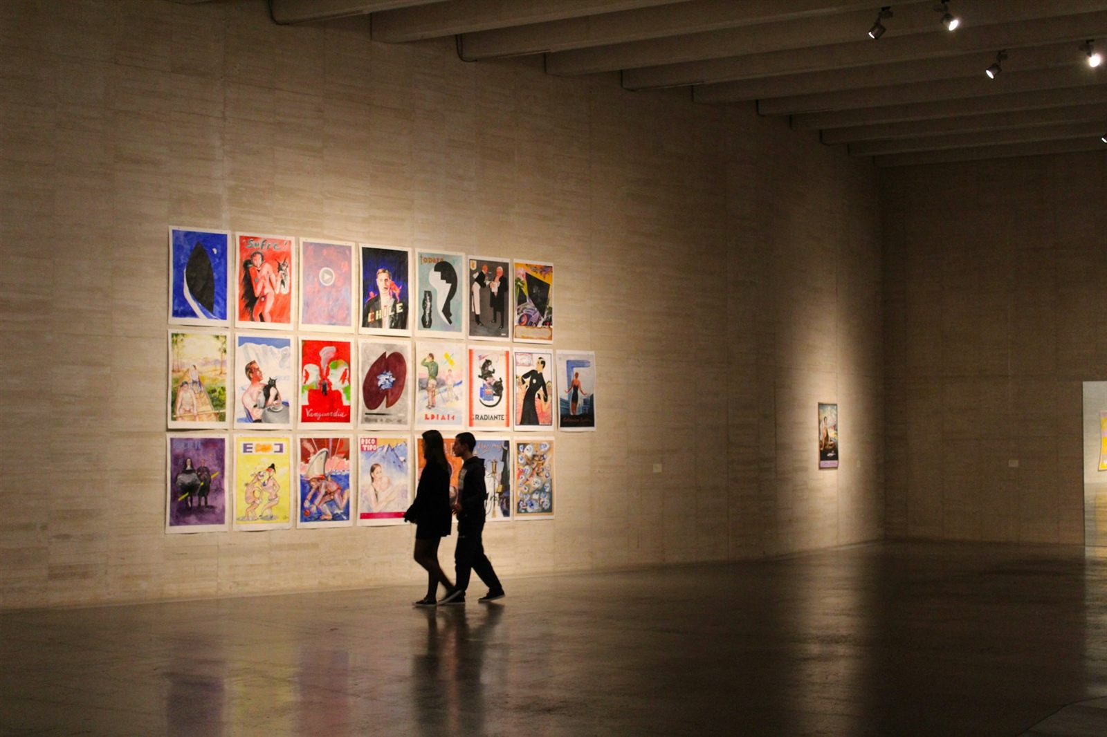 Návštěvníci prohlížející obrazy v galerii (ilustrační fotografie)