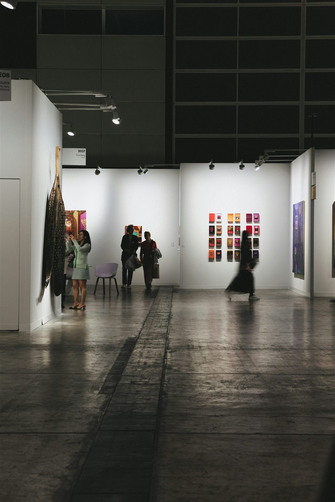 Návštěvníci prohlížející díla ve veletržní hale (ilustrační fotografie, Art Basel Hong Kong)